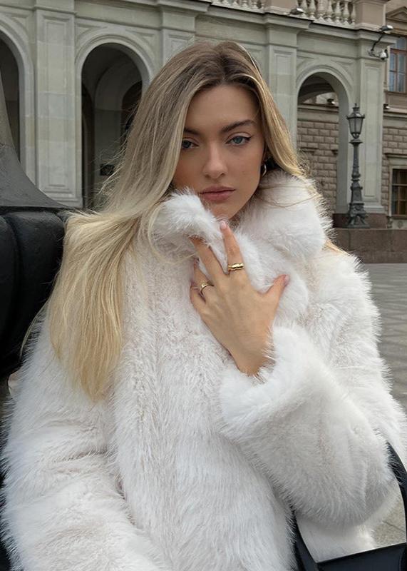 Luxe faux fur short coat - elegant ladies winter outerwear
