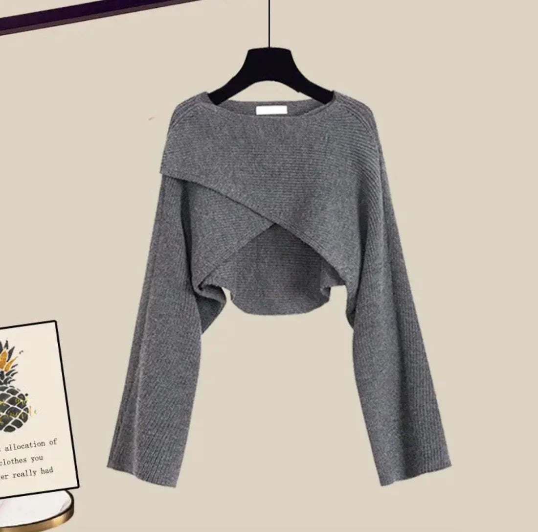 2-piece grey ladies set - stylish cropped sweater and wide-leg trousers